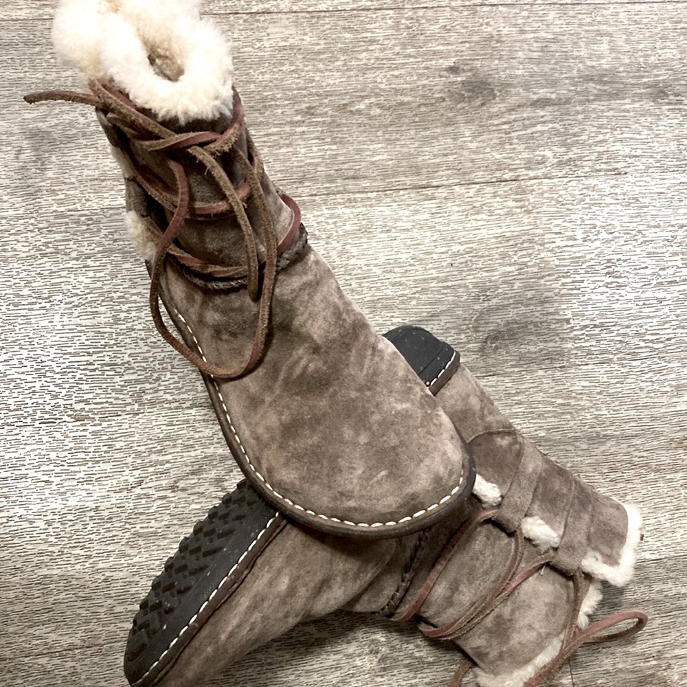 Size 6 Ugg Strap up